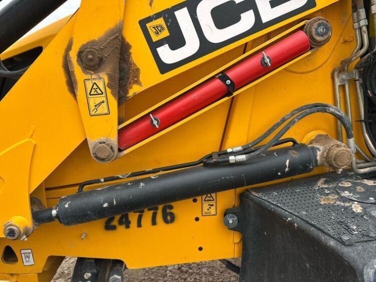 2022 JCB 3CX 15HFCE backhoe - Image 12